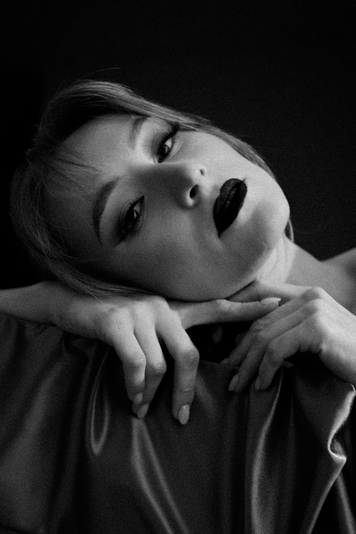Portret w czerni – siła i pewność siebie